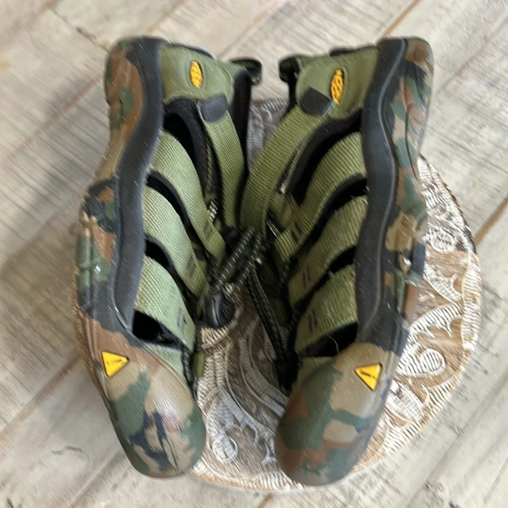 KEEN KIDS OLIVE GREEN CAMO SANDALS SIZE 3 (LITTLE BOYS )